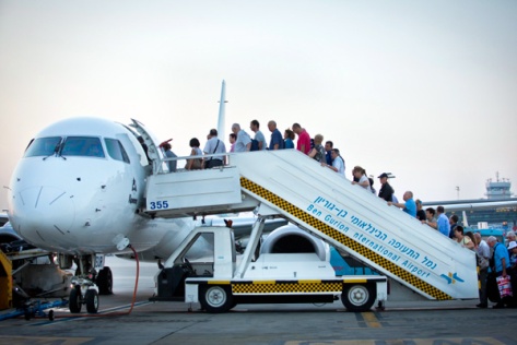 boarding-plane-Moshe-Shai-Flash90